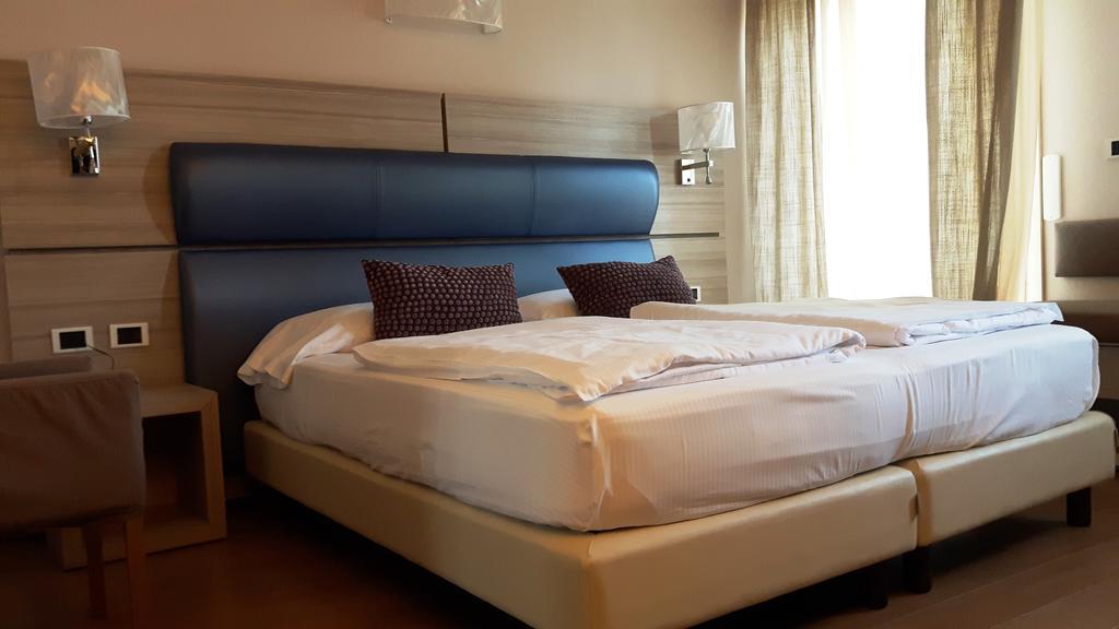 Hotel Galvani Torri Del Benaco Buitenkant foto