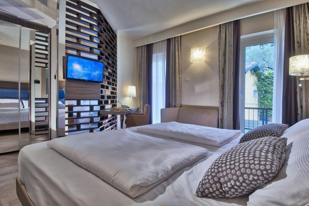 Hotel Galvani Torri Del Benaco Buitenkant foto